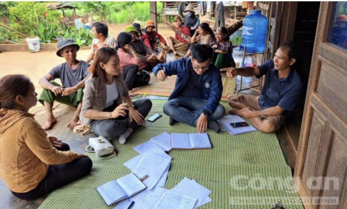 Dinh vao tin dung den,  dan ngheo phai gan ca trau bo,  nha tinh thuong anh 1