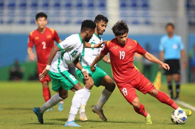 U23 Việt Nam (phải) rất khởi sắc với HLV Gong Oh-kyun. Ảnh: LÂM KA.