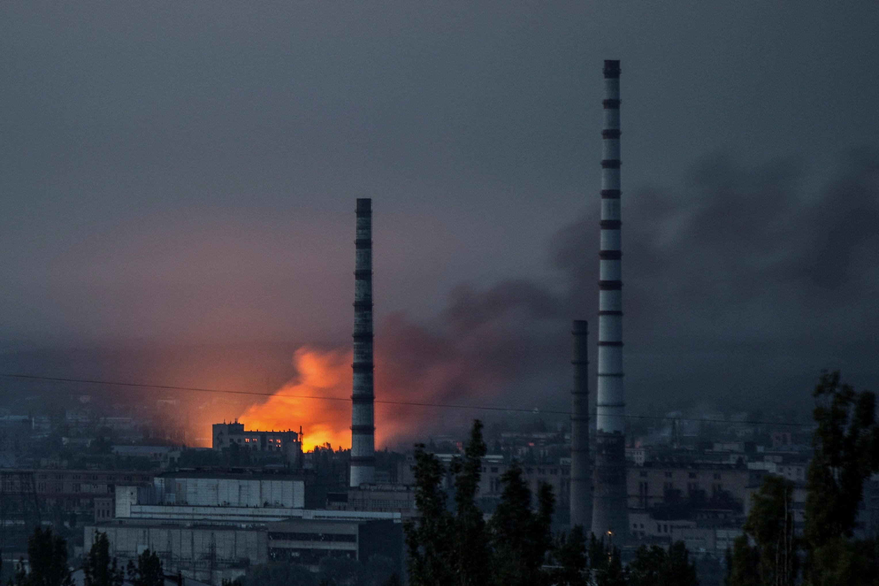 Một khu phức hợp của nhà máy hóa chất Azot ở Sievierodonetsk bị tấn công, ngày 18/6. Ảnh: Reuters.