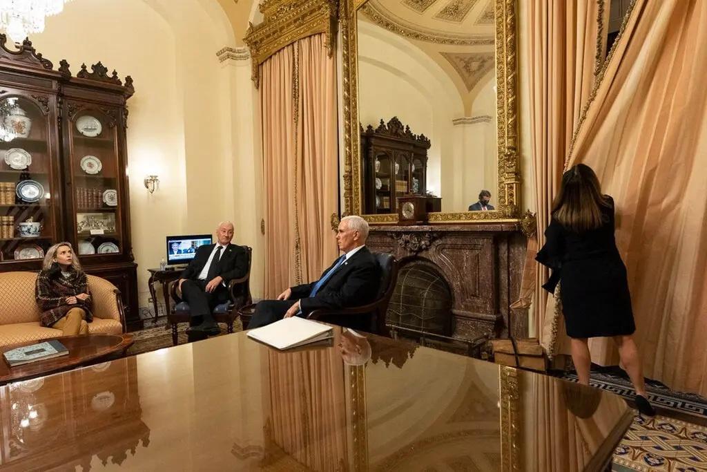 Ông Pence cùng gia đình và các cố vấn trong phòng làm việc, ngay sau khi được đưa ra khỏi phòng họp của Thượng viện Mỹ. Ảnh: New York Times.