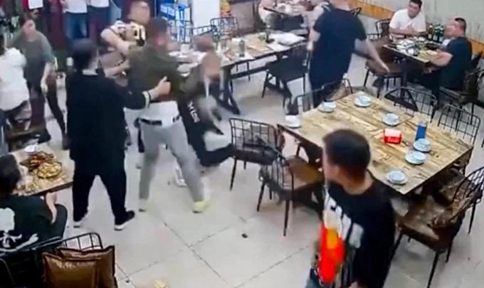 Cô gái bị nhóm đàn ông hành hung vì phản ứng với hành vi quấy rối tình dục. Ảnh: The Straits Times.