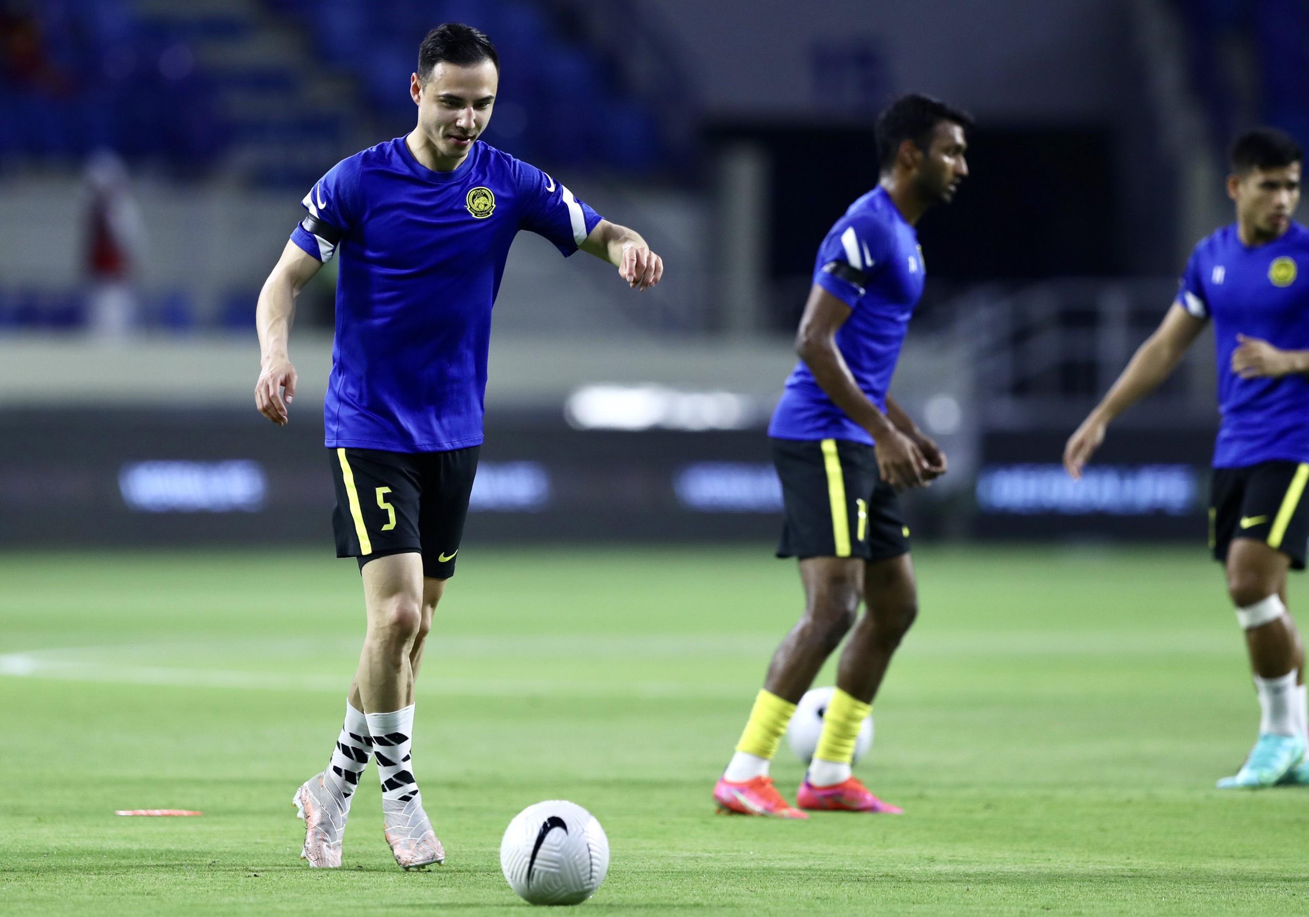 CLB Ngoại hạng Anh liên hệ hậu vệ Malaysia? ảnh 1 Dion Cools trong màu áo tuyển Malaysia trước trận gặp Việt Nam ở vòng loại World Cup 2022. Ảnh: Y Kiện.