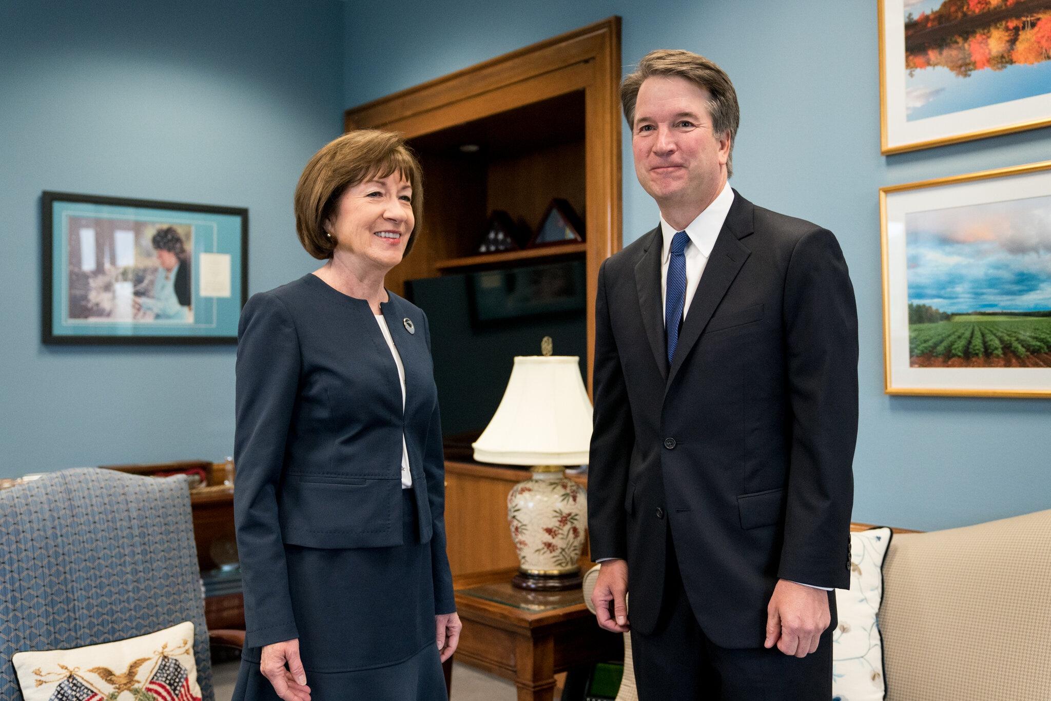 lời hứa 'đầu môi' về Roe v. Wade ảnh 1 Thượng nghị sĩ Susan Collins (trái) và thẩm phán Tòa Tối cao Mỹ Brett Kavanaugh - khi ấy là ứng viên được ông Trump đề cử và đang chờ thượng viện phê chuẩn - vào năm 2018. Ảnh: New York Times.