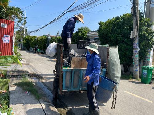 Người thu gom rác dân lập cần hỗ trợ nhiều hơn để chuyển đổi phương tiện. Ảnh: THU HỒNG.