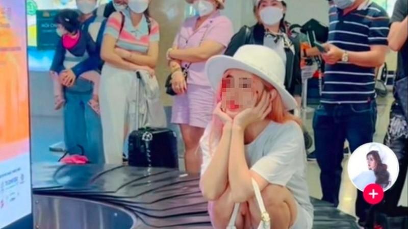 Nữ hành khách đã cố tình trèo lên băng chuyền hành lý tại sân bay.