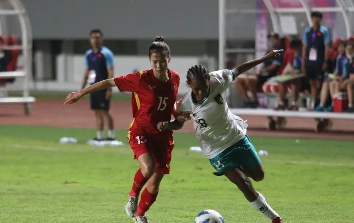 U18 nữ Việt Nam (áo đỏ) giành chiến thắng 2-1 trước U18 nữ Indonesia trong lượt trận thứ 2 giải vô địch U18 nữ Đông Nam Á 2022. Ảnh: AFF.