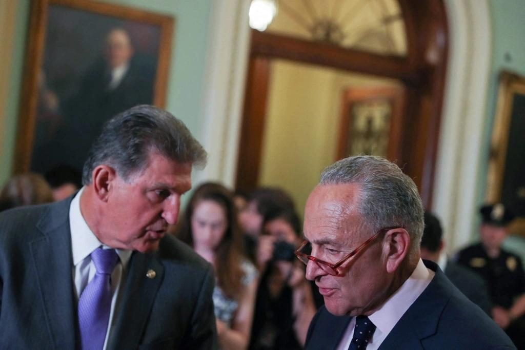 Thượng nghị sĩ Joe Manchin và lãnh đạo phe đa số tại Thượng viện Mỹ Chuck Schumer. Ảnh: Reuters.