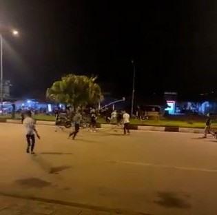 Đảm đông hỗn chiến. Ảnh cắt từ video clip.