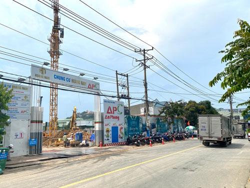 Khổ vì bẫy lừa dự án - Ảnh 2. Dự án khu nhà ở cao tầng Hoàng Nam đến nay vẫn chưa xong phần móng, dù đã mở bán và thu tiền của khách hàng từ năm 2021. Ảnh: THẢO NGUYỄN