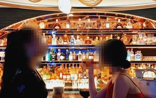 Nhiều nữ quái chọn bar, pub để săn khách nước ngoài nhằm trộm cắp.