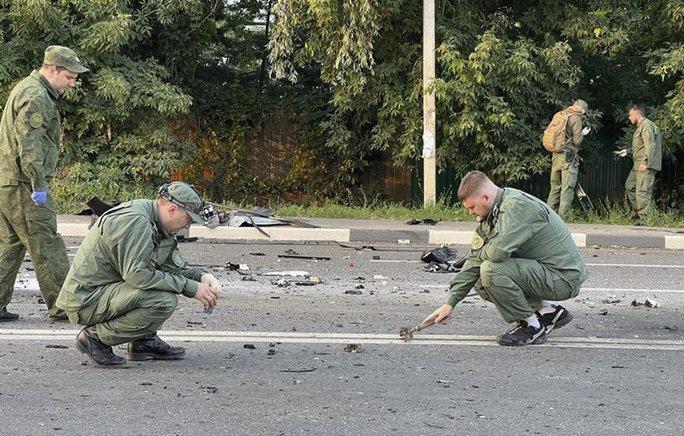 Các điều tra viên làm việc tại hiện trường vụ nổ bom xe bên ngoài thủ đô Moscow. Ảnh: AP.