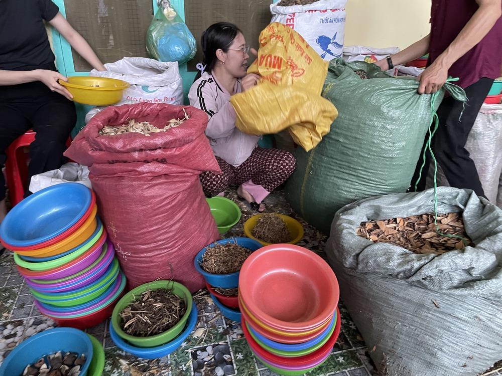 Độc đáo khu chợ đồ ăn, thảo dược ở Miền Tây chỉ giao dịch bằng... lá cây - Ảnh 18.