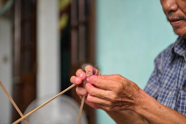 Trung bình một ngày ông Trận có thể làm được 100 chiếc đèn ông sao loại nhỏ.