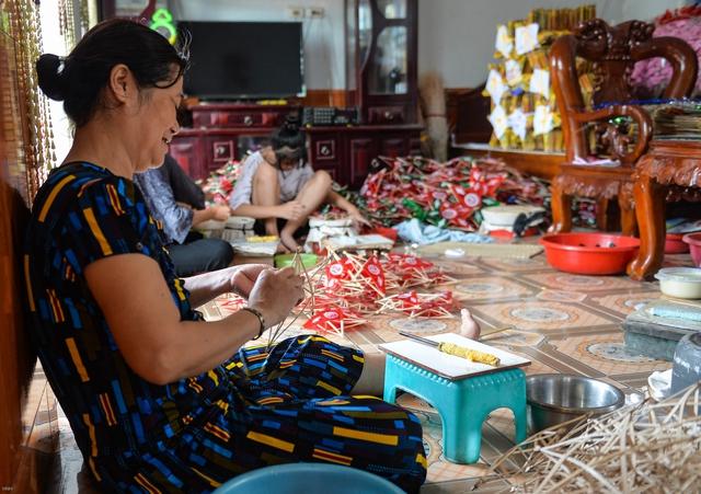 Bà Đỗ Thị Rỗ cùng các thành viên trong gia đình làm đèn ông sao cỡ nhỏ. Do đã thành thạo với công việc này từ bé nên 1 ngày bã Rỗ có thể làm 110 chiếc đèn.