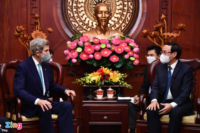 Bí thư Thành ủy TP.HCM Nguyễn Văn Nên gặp gỡ Đặc phái viên John Kerry hồi cuối tháng 2 vừa qua. Ảnh: Duy Hiệu.