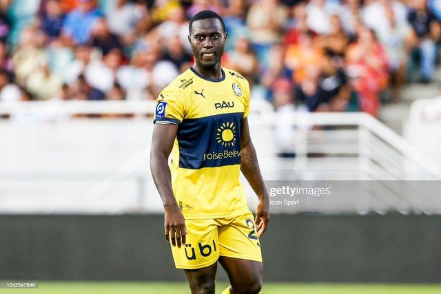 Henri Saivet là người hùng của Pau FC với bàn mở tỉ số đẹp mắt.