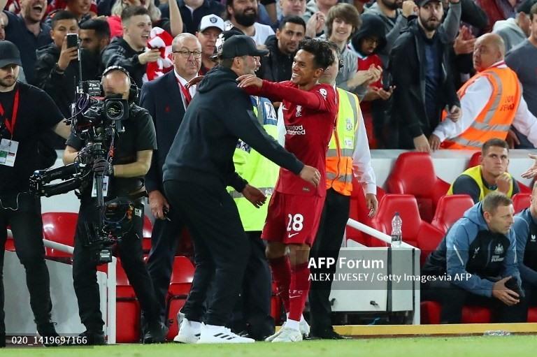 Niềm vui của Liverpool sau trận đấu. Ảnh: AFP.