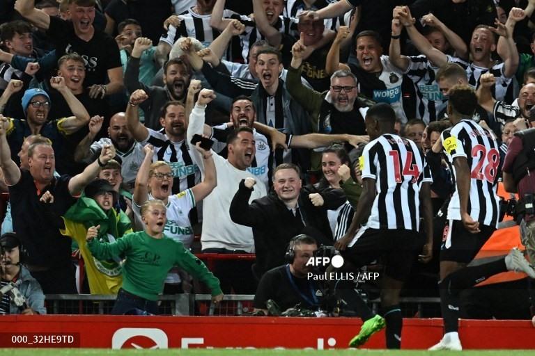 Isak (số 14) giúp Newcastle vươn lên dẫn trước. Ảnh: AFP.