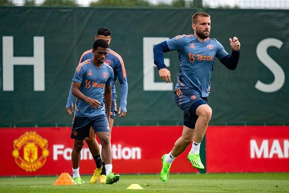Luke Shaw cũng phải tham gia bài tập cải thiện chân không thuận.