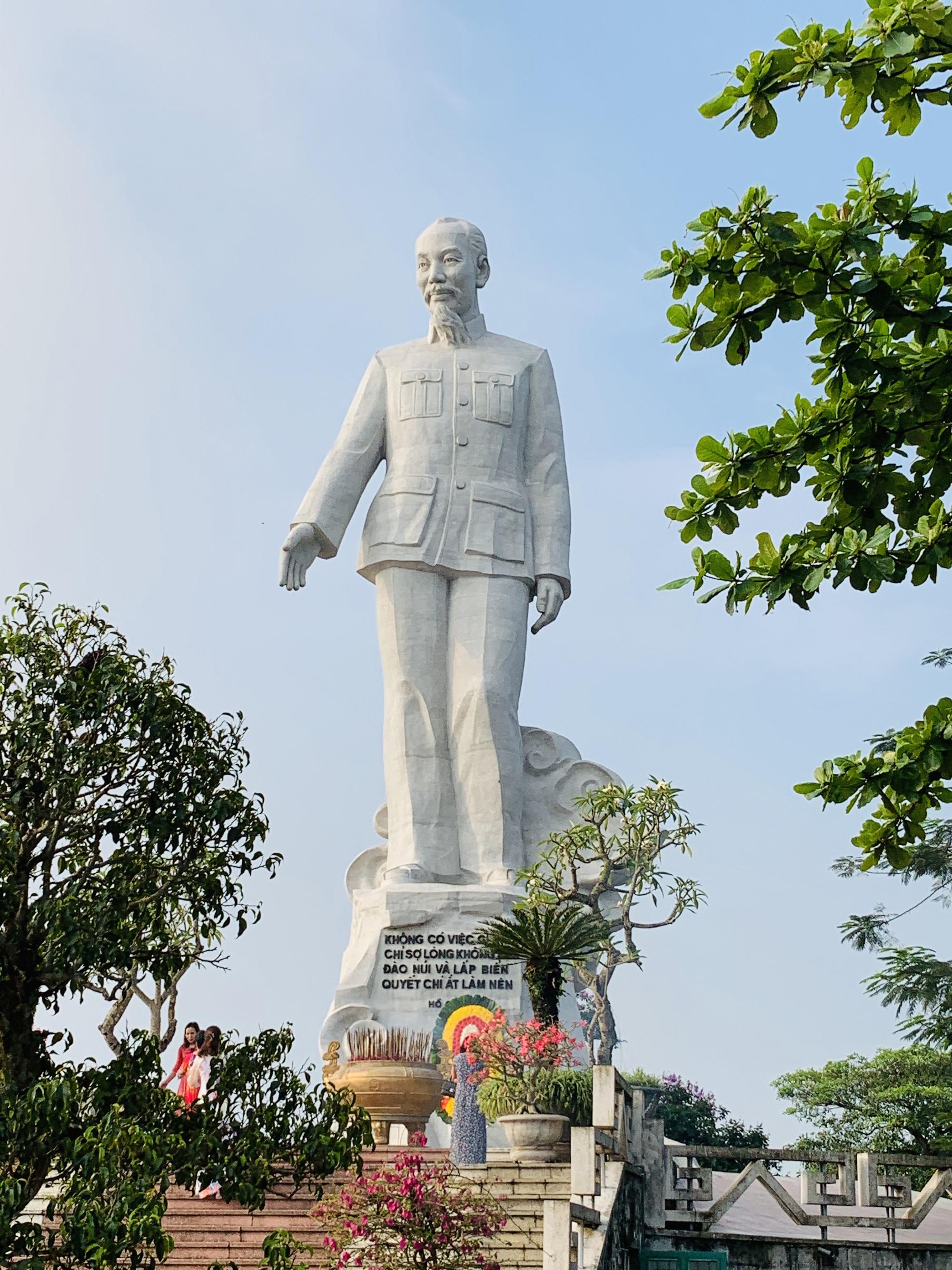 tuong-dai-chu-tich-ho-chi-minh-tren-cong-trinh-thuy-dien-hoa-binh-anh-nguyen-van-minh.jpg