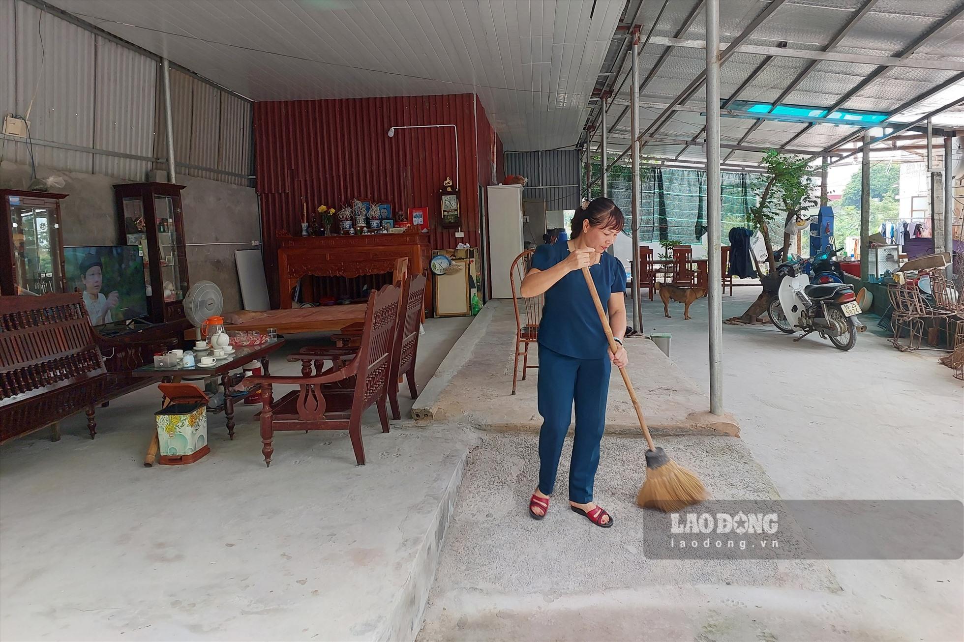 Dù vẫn tạm bợ, nhưng cuộc sống của gia đình chị Lan đã đỡ vất vả hơn thời gian cách đây hơn 1 tháng.