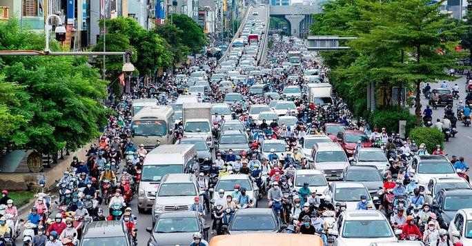 Ùn tắc giao thông đã trở thành vấn đề nhức nhối ở Hà Nội nhiều năm qua. Ảnh: Hữu Hưng.