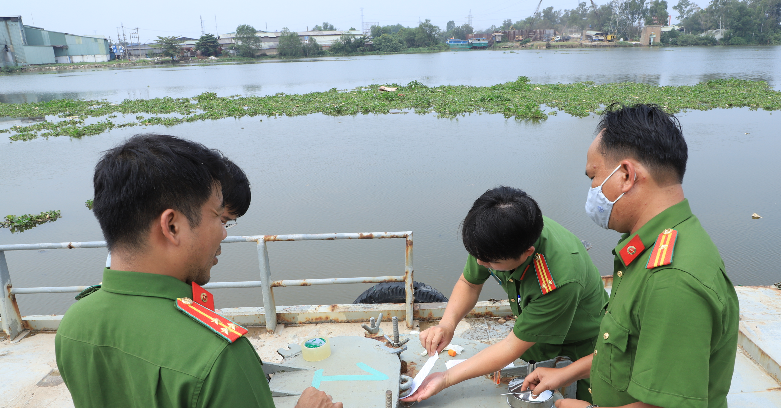 Cơ quan công an lấy mẫu xăng nhập lậu. Ảnh: CA ĐN