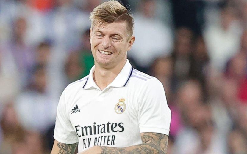 Kroos cười khi bị truất quyền thi đấu.