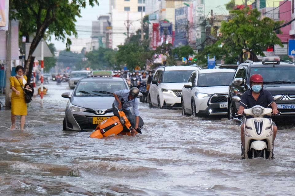 Triều cường đang cao khiến nhiều tuyến đường nội ô TP Cần Thơ ngập nặng ngày 9/10. Ảnh: Hoàng Giám.