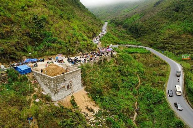 Du khách ùn ùn đổ về, Hà Giang tắc đường, chợ đêm Đồng Văn đông nghẹt thở - Ảnh 1.