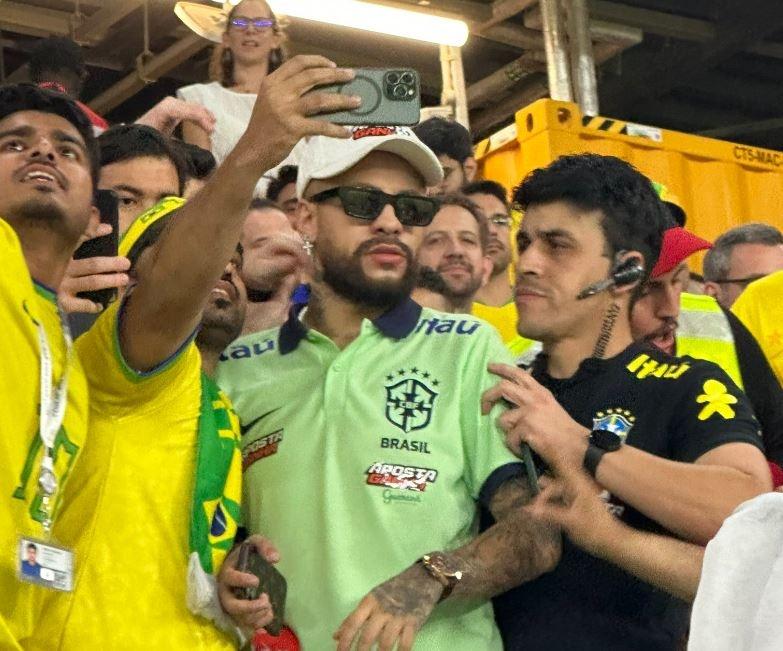 Neymar giả trên khán đài sân 974.