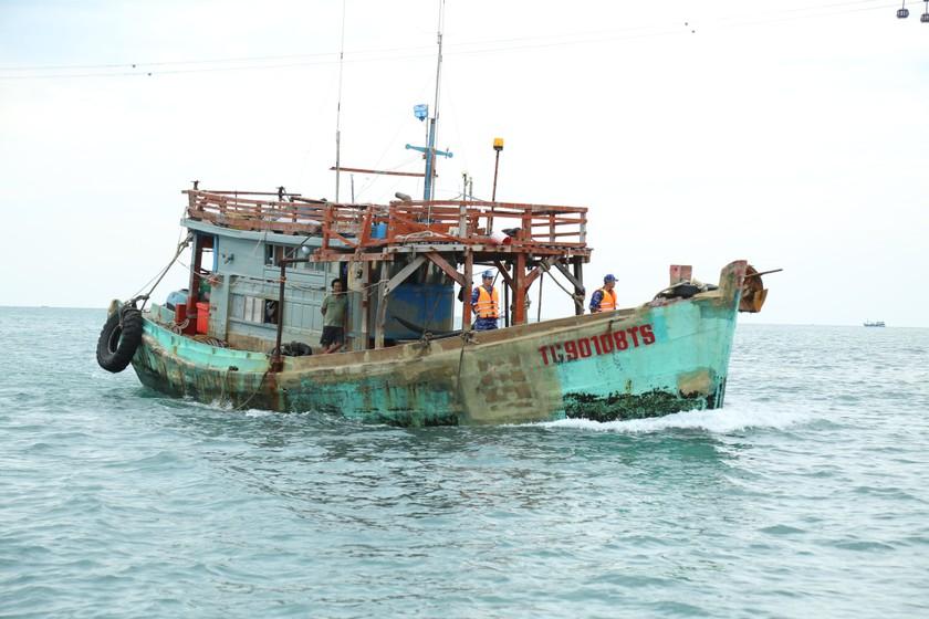 Bắt giữ tàu vận chuyển khoảng 30.000 lít dầu D0 trái phép trên biển Kiên Giang ảnh 2