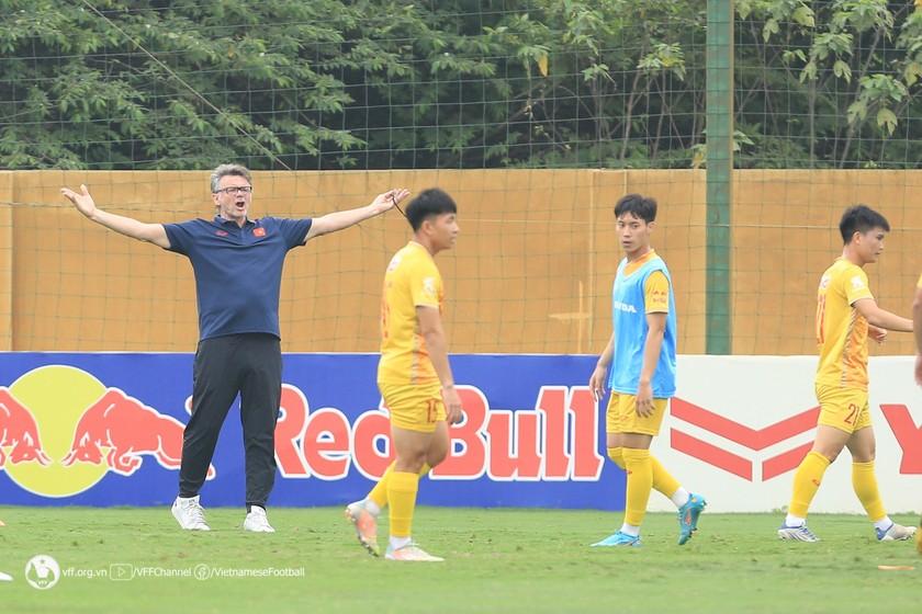 HLV Philippe Troussier: “Chúng tôi sẽ giải quyết từng trận”  ảnh 1