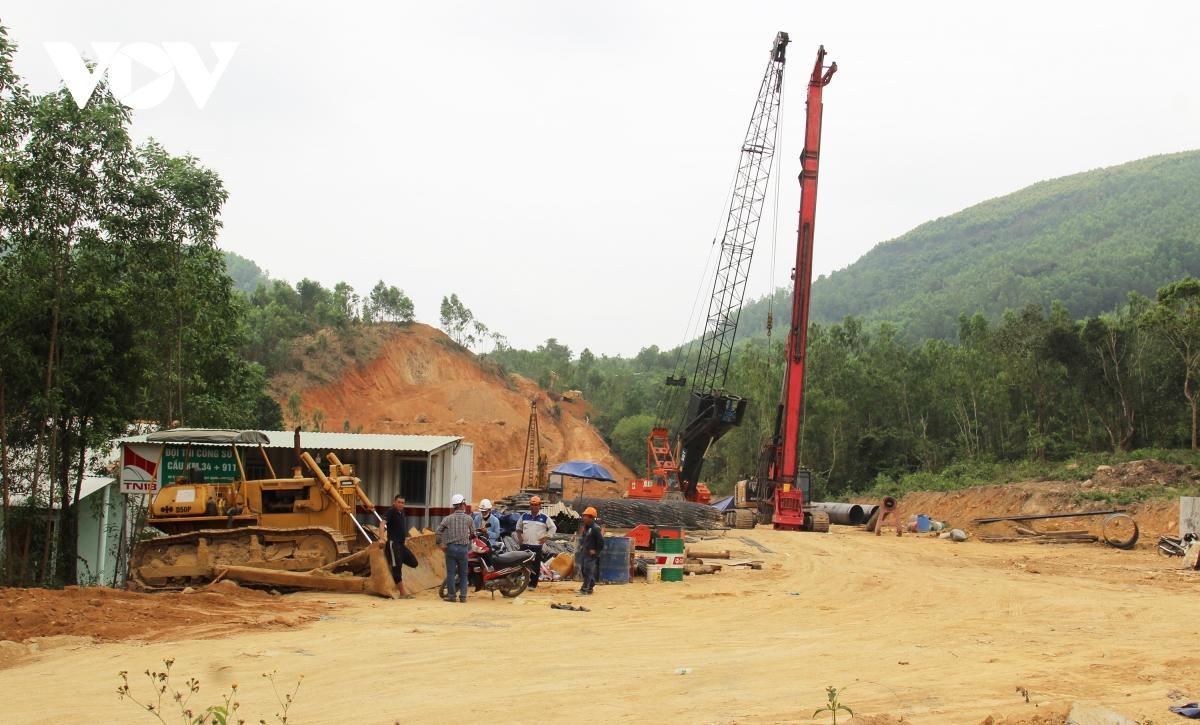 Hối hả trên công trường cao tốc Bắc - Nam đoạn Quy Nhơn - Chí Thạnh - Ảnh 2.