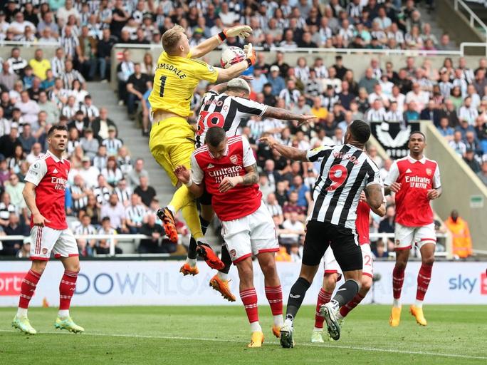 Newcastle và Man United gục ngã, Liverpool chờ hưởng lợi Top 4 - Ảnh 1.