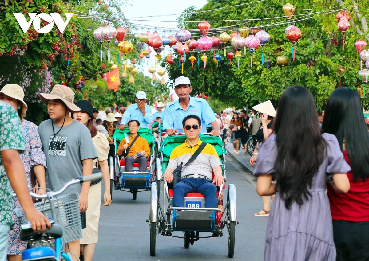 Tham quan phố cổ Hội An: Không "ngăn sông cấm chợ" chỉ kiểm soát khách tour - Ảnh 1.