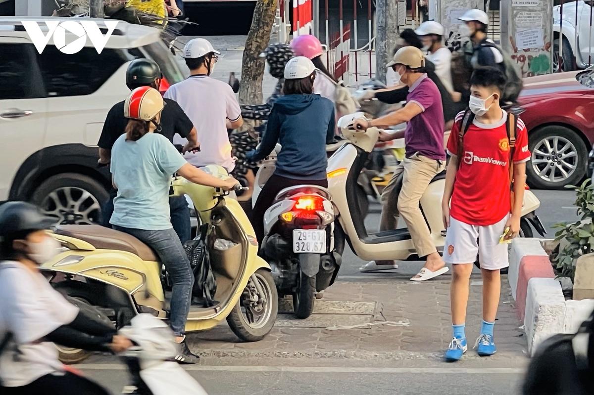 Cầu Giấy (Hà Nội): Xe máy ngang nhiên “lấn chiếm” lối qua đường của người đi bộ - Ảnh 6.