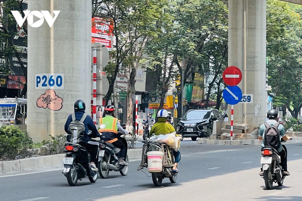 Cầu Giấy (Hà Nội): Xe máy ngang nhiên “lấn chiếm” lối qua đường của người đi bộ - Ảnh 3.