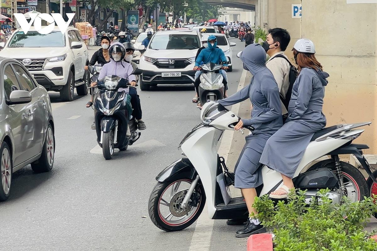 Cầu Giấy (Hà Nội): Xe máy ngang nhiên “lấn chiếm” lối qua đường của người đi bộ - Ảnh 12.