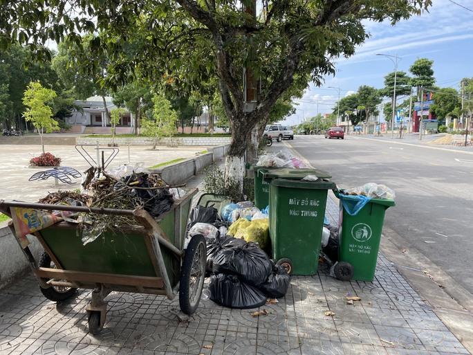 Xe chở rác chưa đăng kiểm được, thị xã tràn ngập rác thải - Ảnh 1.