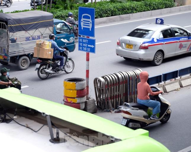 Dải phân cách cứng trên đường Nguyễn Trãi có cũng như không, nhiều ý kiến đề nghị tháo bỏ - Ảnh 6.