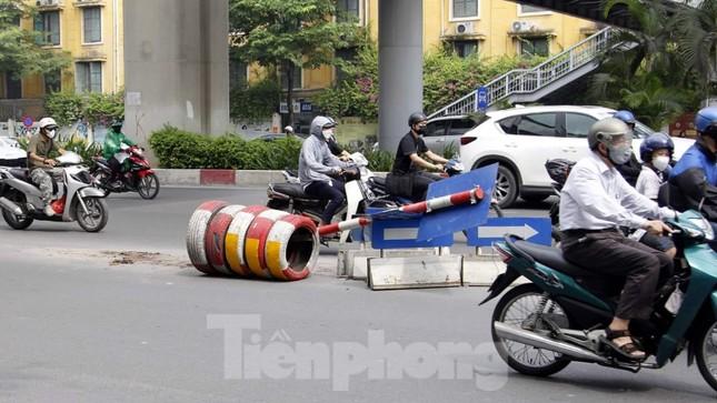 Dải phân cách cứng trên đường Nguyễn Trãi có cũng như không, nhiều ý kiến đề nghị tháo bỏ - Ảnh 1.