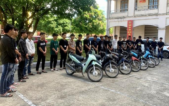 Kinh hãi 28 thanh, thiếu niên mang dao phóng lợn làm loạn đường phố - Ảnh 1.