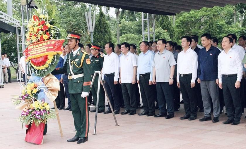 Chủ tịch Quốc hội viếng anh hùng liệt sĩ, tặng quà gia đình chính sách tại Quảng Trị ảnh 1