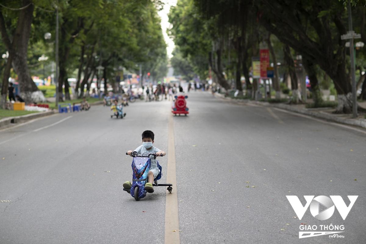 Hà Nội "ngăn" cả tuyến phố chỉ để làm dịch vụ cho thuê trò chơi xe điện? - Ảnh 5.