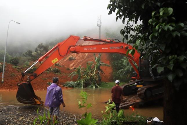 Huy động chó nghiệp vụ tìm nạn nhân cuối cùng vụ sạt lở đèo Bảo Lộc - Ảnh 3.