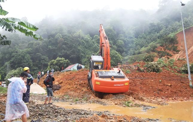 Huy động chó nghiệp vụ tìm nạn nhân cuối cùng vụ sạt lở đèo Bảo Lộc - Ảnh 2.