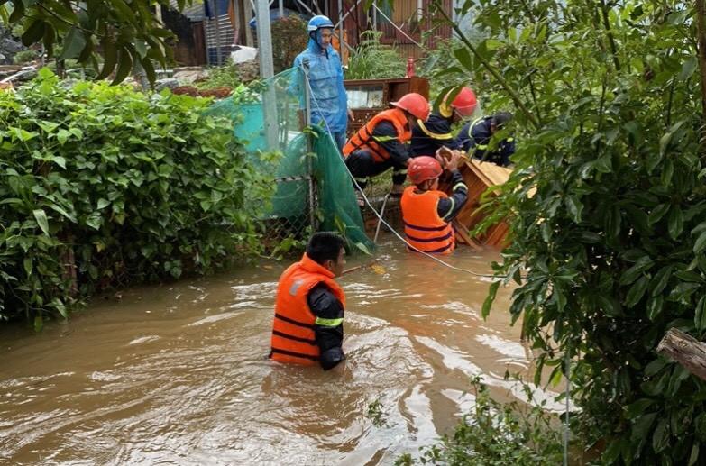 Dân sinh - Công an nỗ lực ứng cứu tài sản của người dân bị ảnh hưởng do mưa lũ (Hình 5).