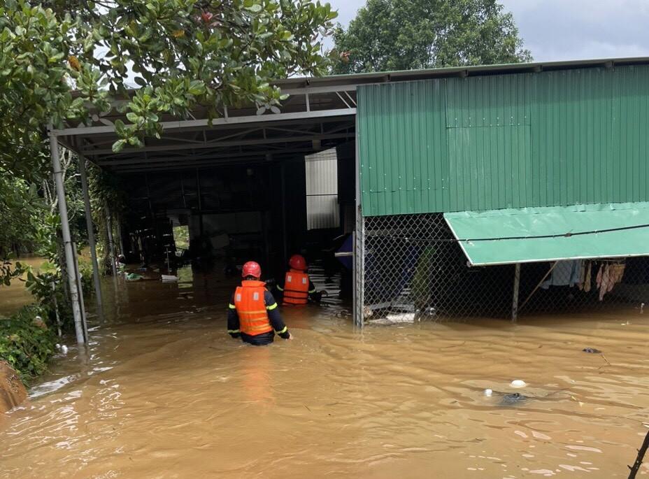 Dân sinh - Công an nỗ lực ứng cứu tài sản của người dân bị ảnh hưởng do mưa lũ (Hình 3).