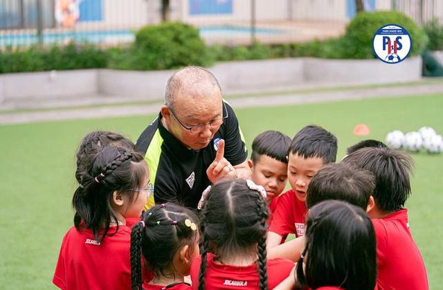 Học viện bóng đá của thầy Park Hang Seo vừa đi vào hoạt động đã gặp rắc rối vì đạo nhái - Ảnh 2.